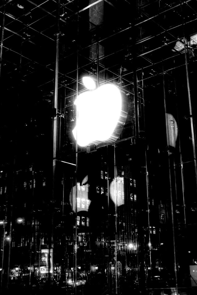 Отражение логотипа Apple в стеклянном здании обои
