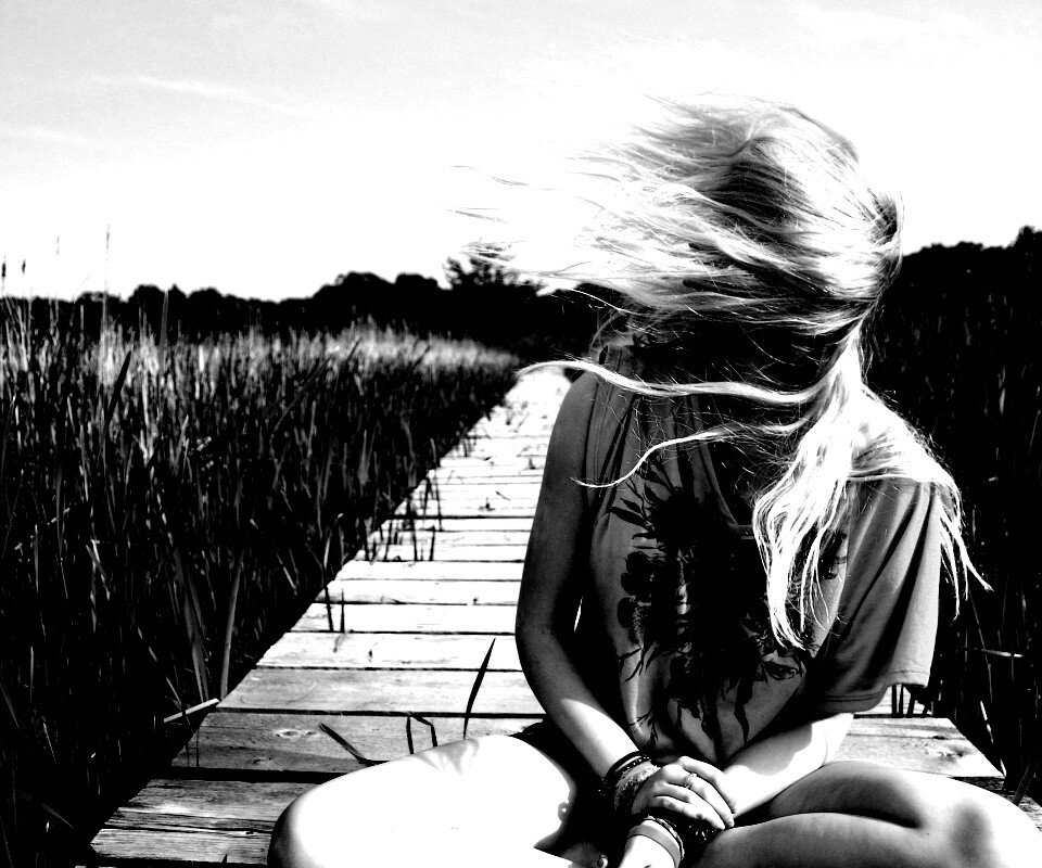 Девушка и ветер обои