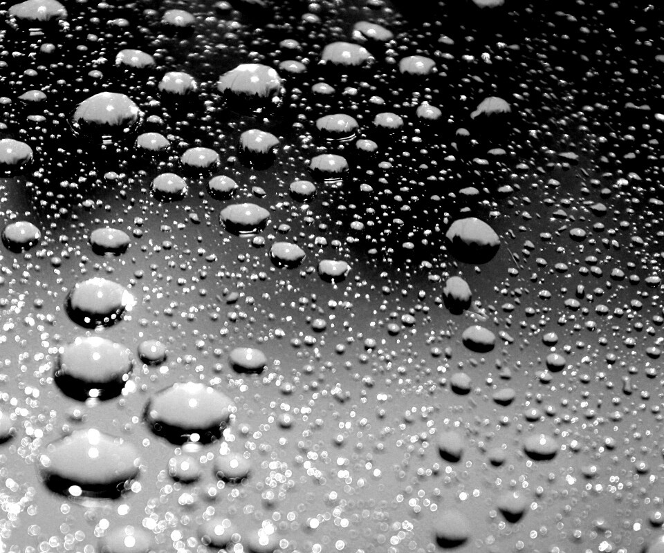 Капли воды на поверхности стекла обои
