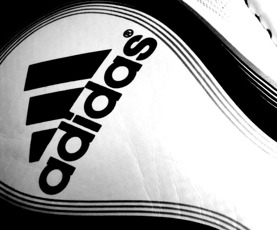 Мяч с логотипом Adidas обои