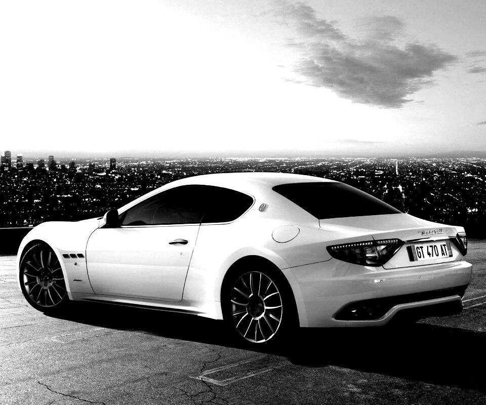 Maserati Granturismo на фоне города обои
