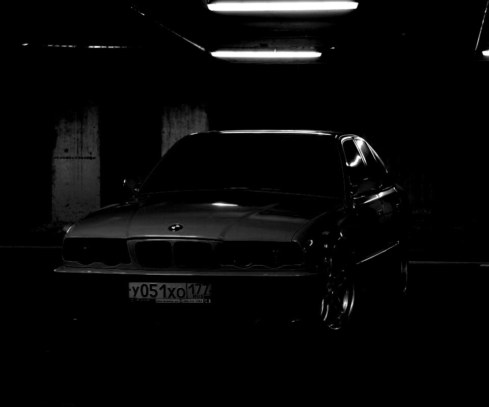 BMW M5 на стоянке обои