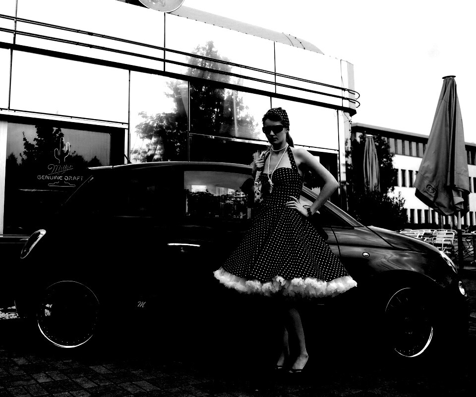 Fiat 500 и девушка обои