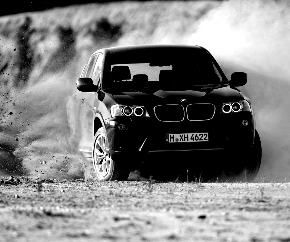 Кроссовер BMW в заносе обои