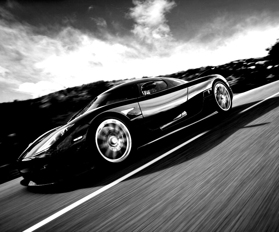 Автомобиль Koenigsegg мчится по трассе обои