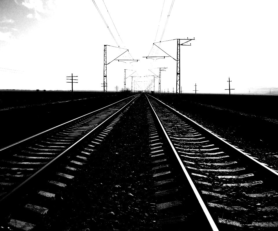 Железная дорога уходит вдаль обои