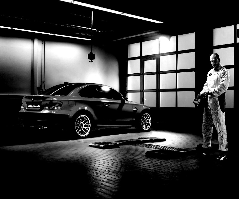 Гонщик и BMW M1 в гараже обои