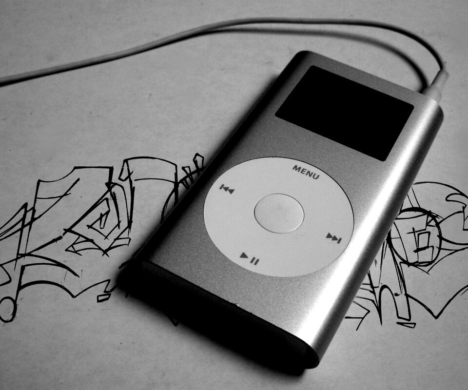 iPod на лиске с граффити обои