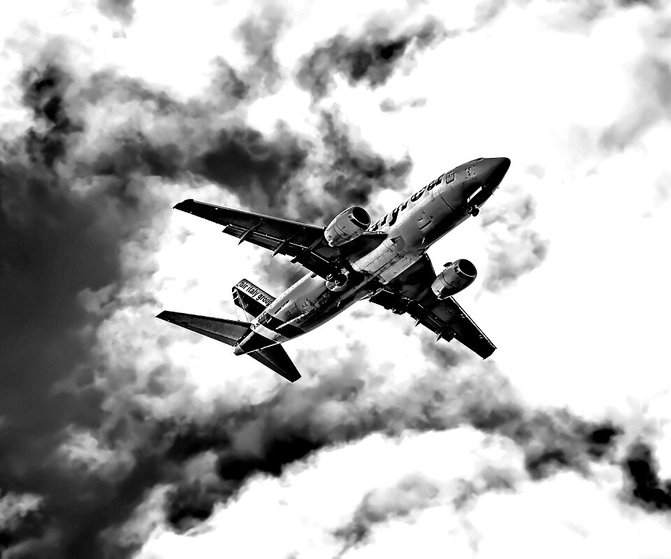 Самолет гражданской авиации в небе обои