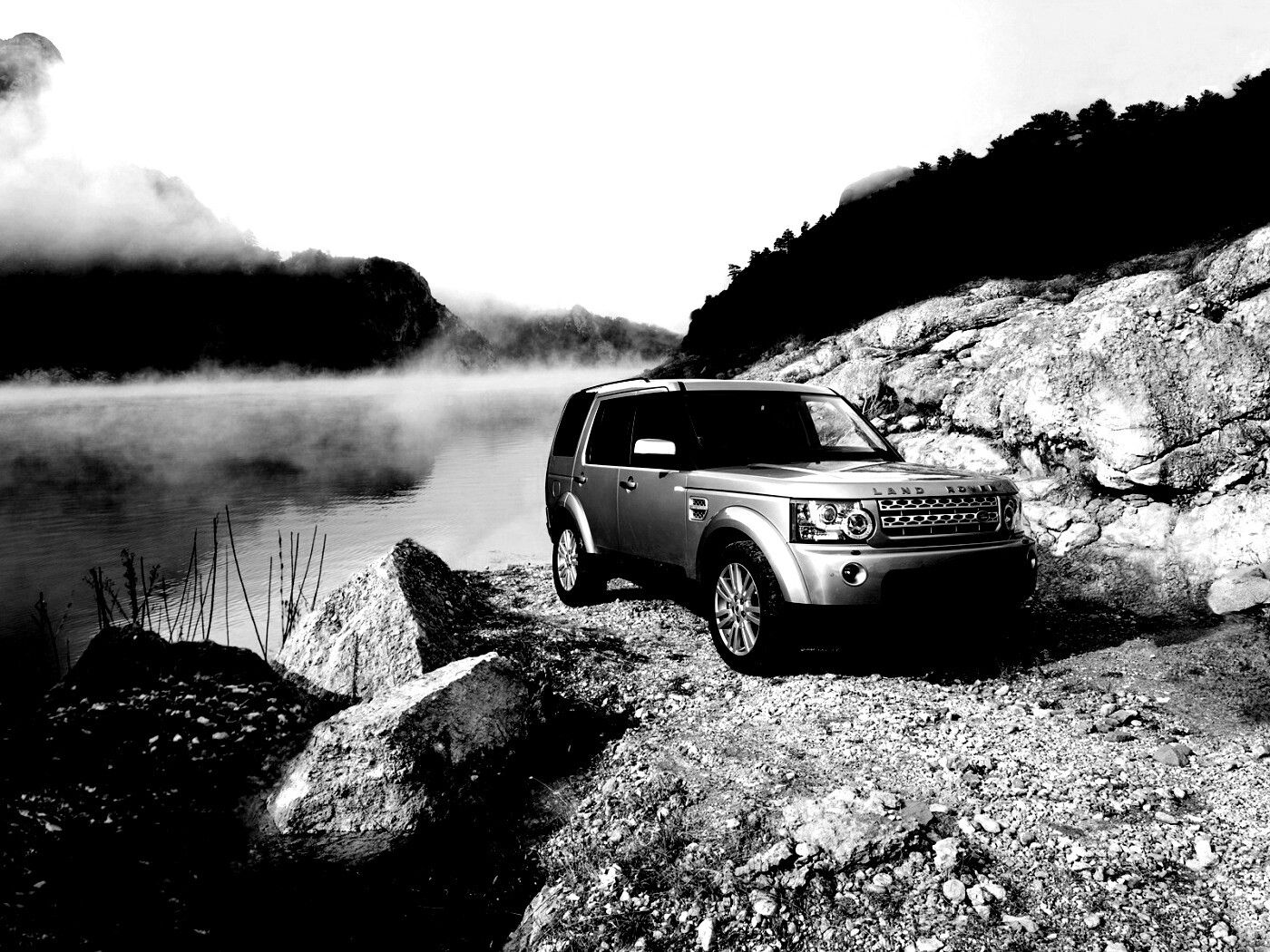 Range rover в горах у реки обои