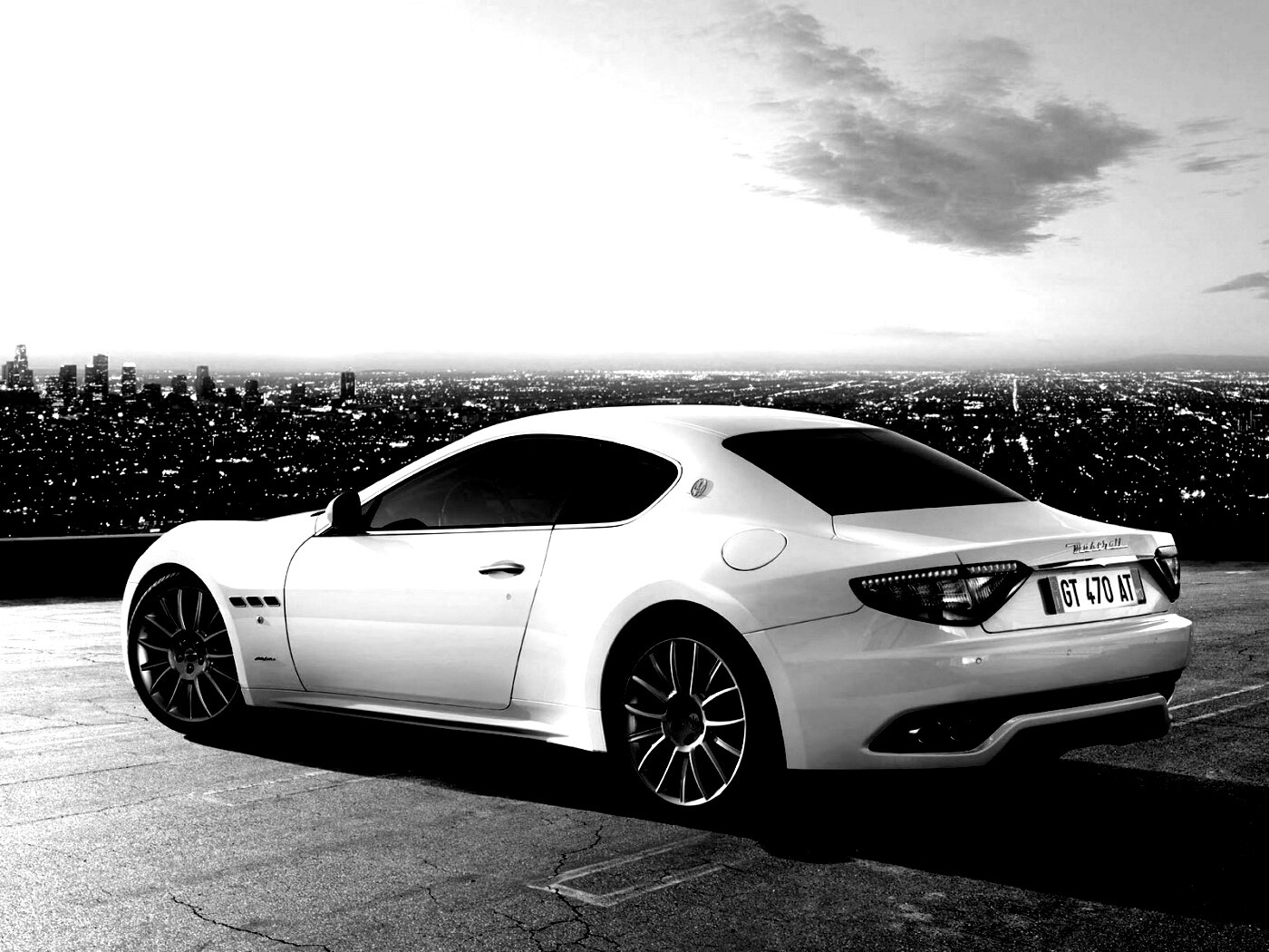 Maserati Granturismo на фоне города обои