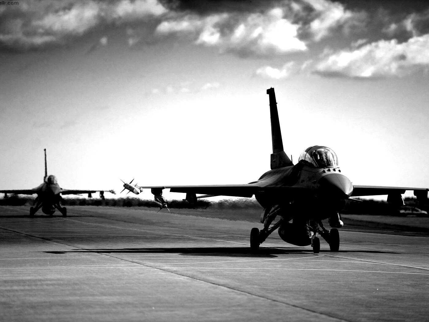 Истребители f16 Falcon на взлетной полосе обои