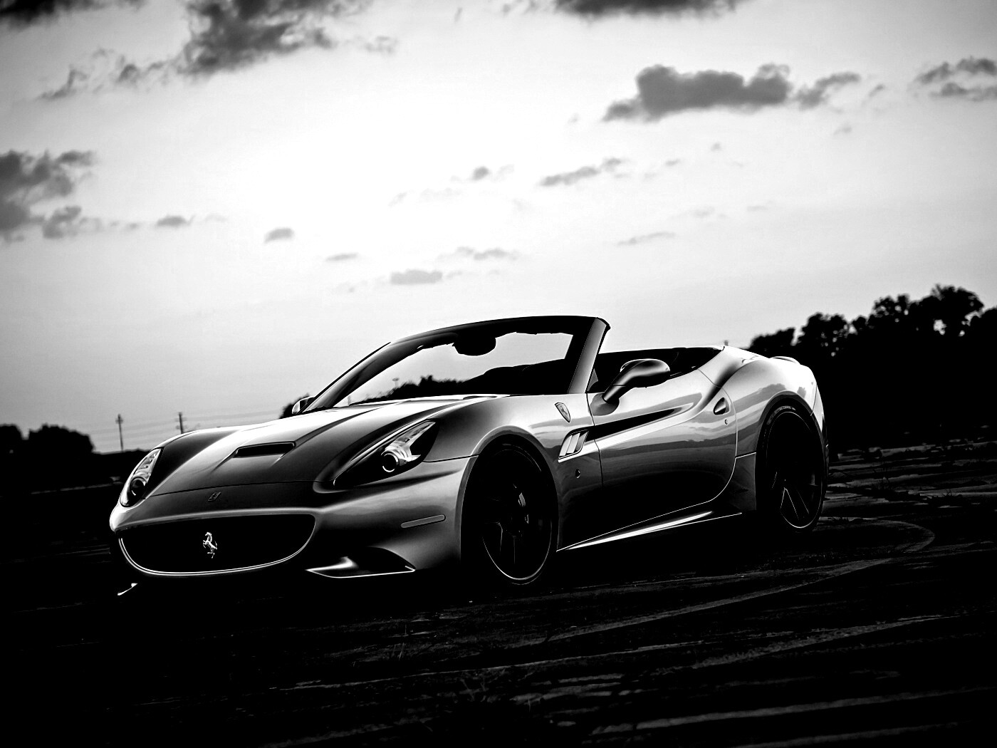 Ferrari на взлетном поле обои
