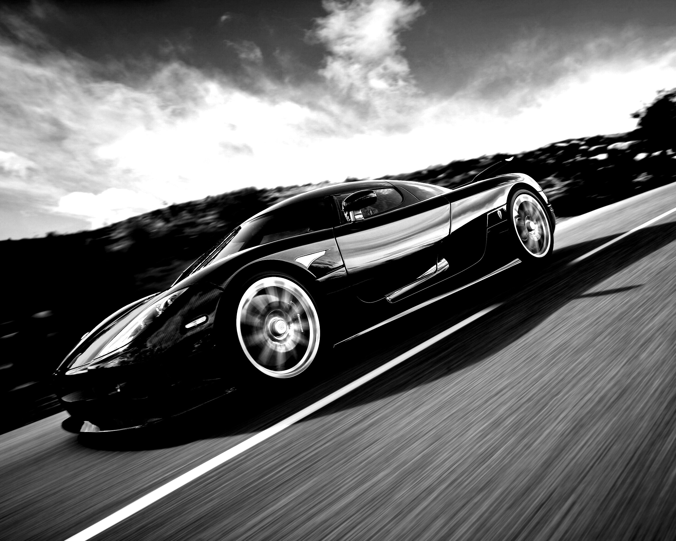 Автомобиль Koenigsegg мчится по трассе обои