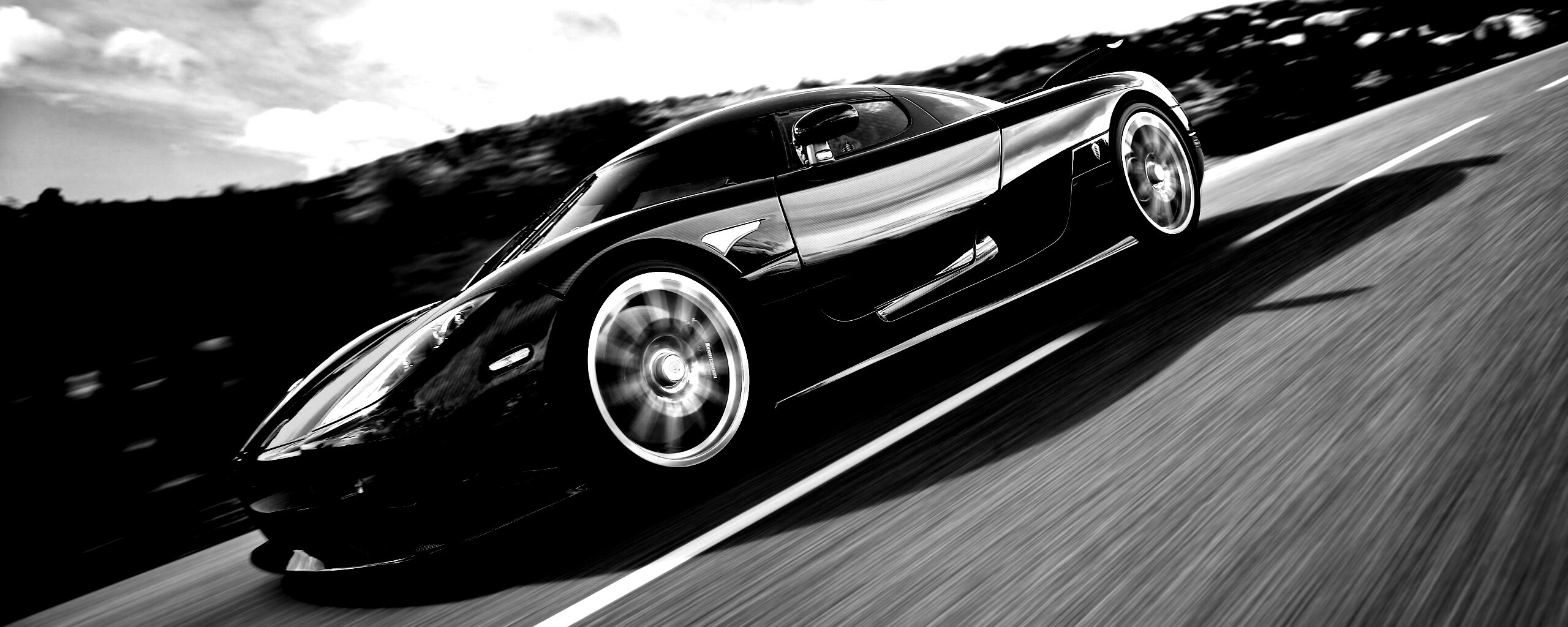 Автомобиль Koenigsegg мчится по трассе обои