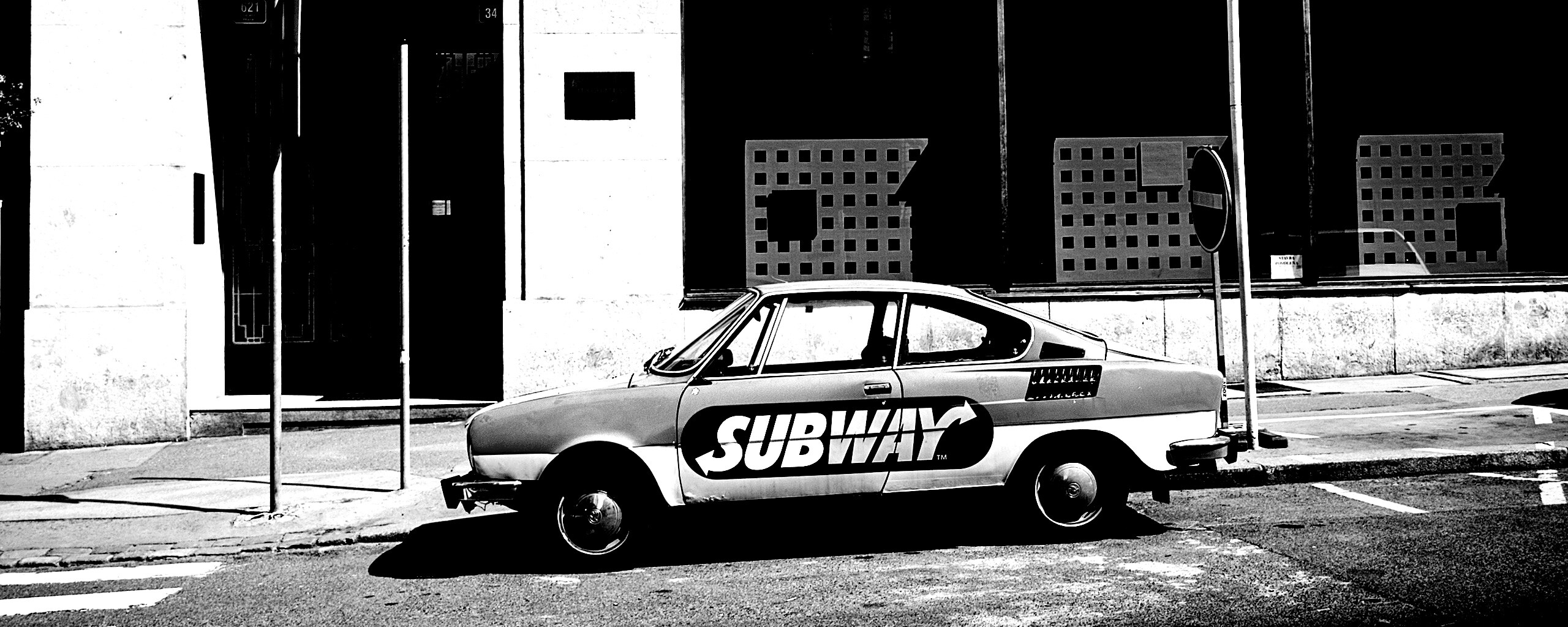Реклама Subway на машине в Праге обои