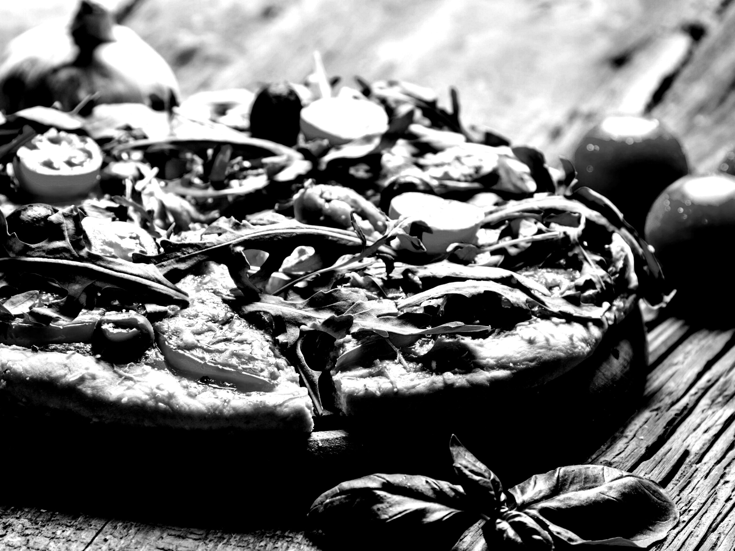 Свежая пицца с рукколой обои