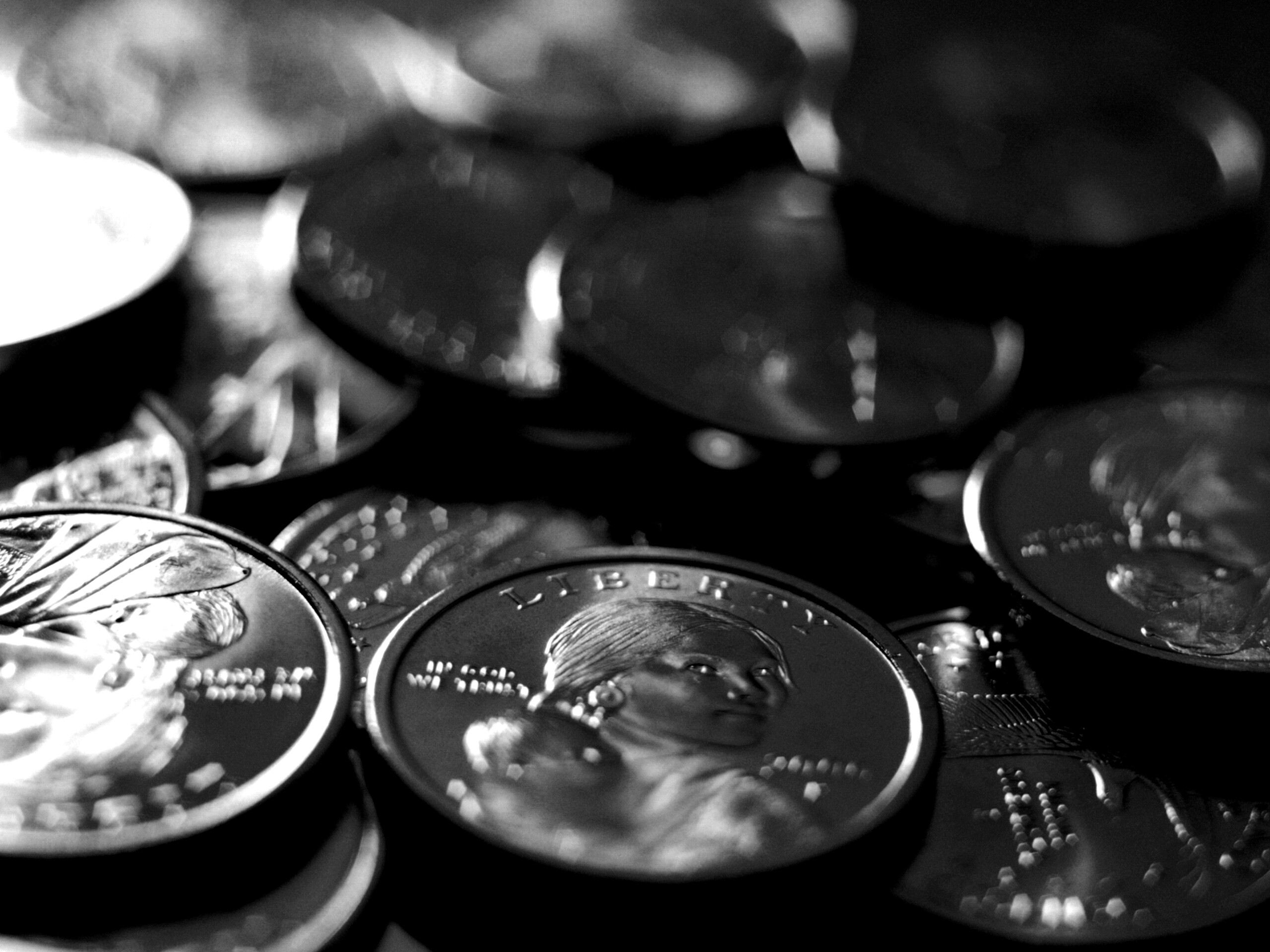 Монеты на столе
