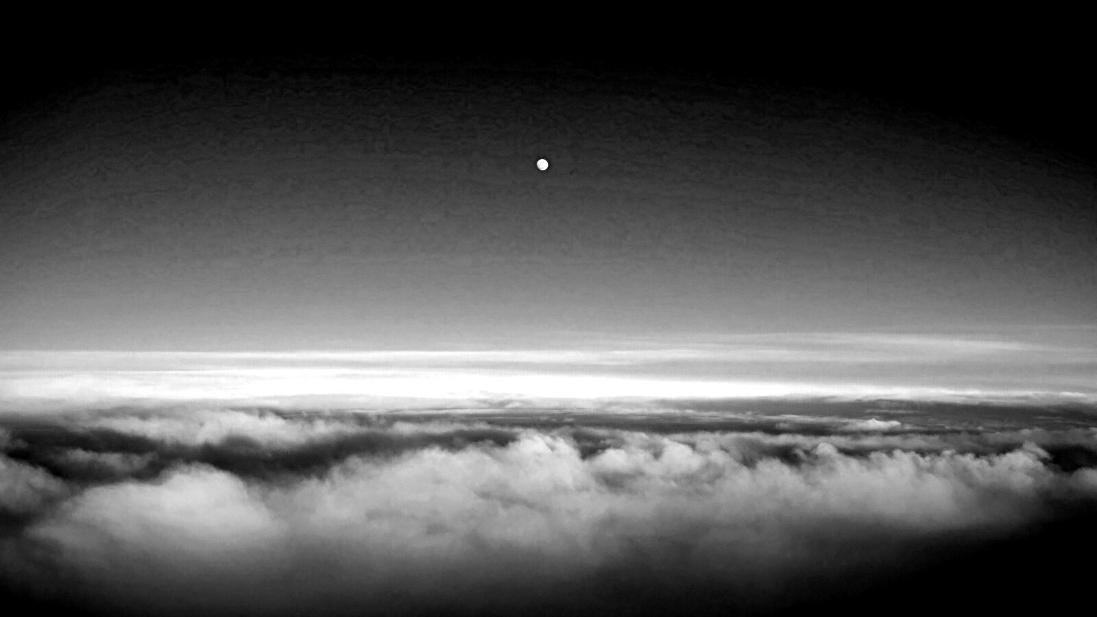 Одинокая луна над облаками обои