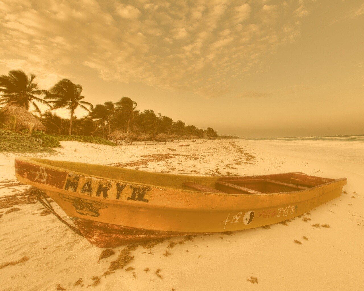 Лодка на берегу моря MARY IV обои