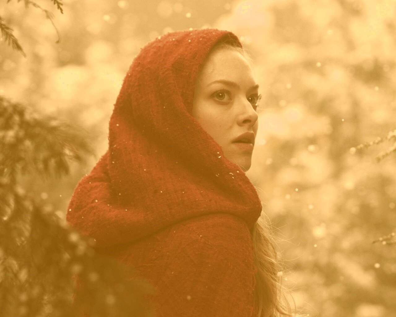 Amanda Seyfried in Red Riding Hood обои