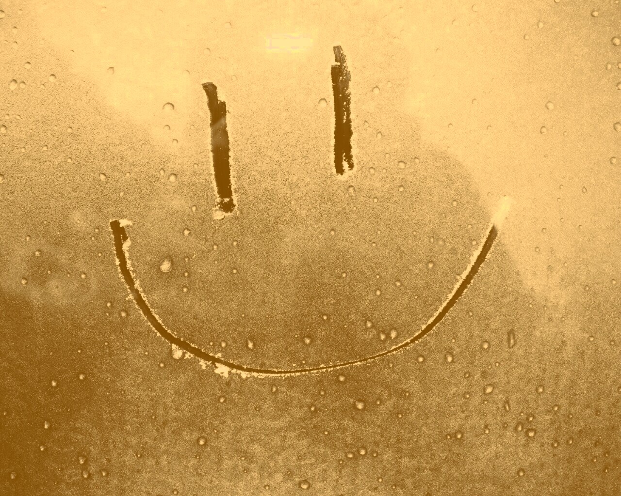 Улыбка на стекле обои