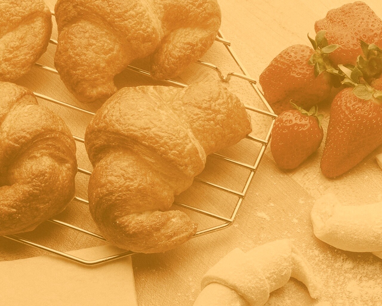 Круассаны с клубникой обои