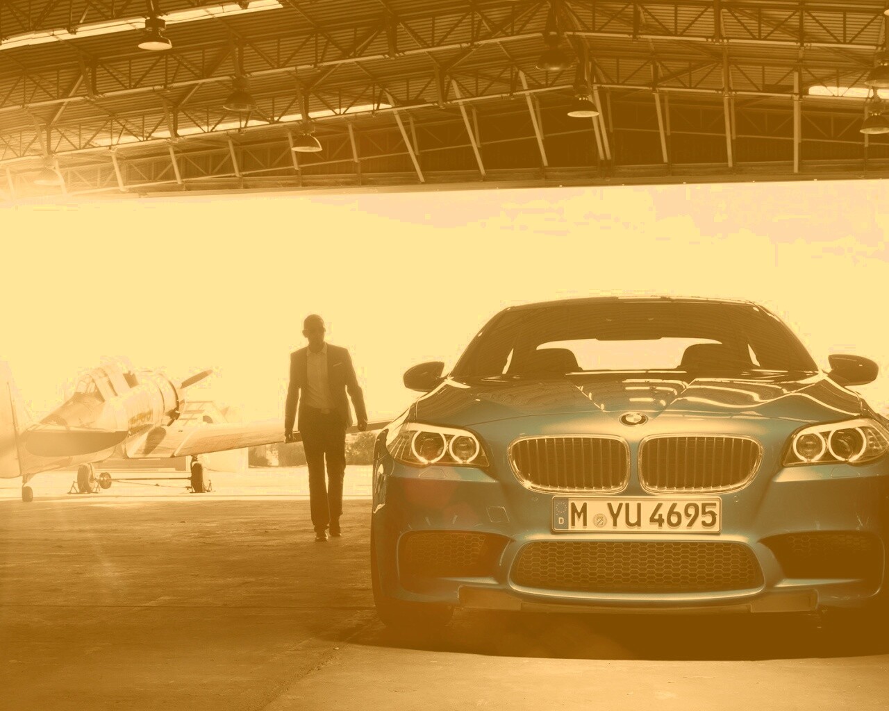 BMW F10 в ангаре обои