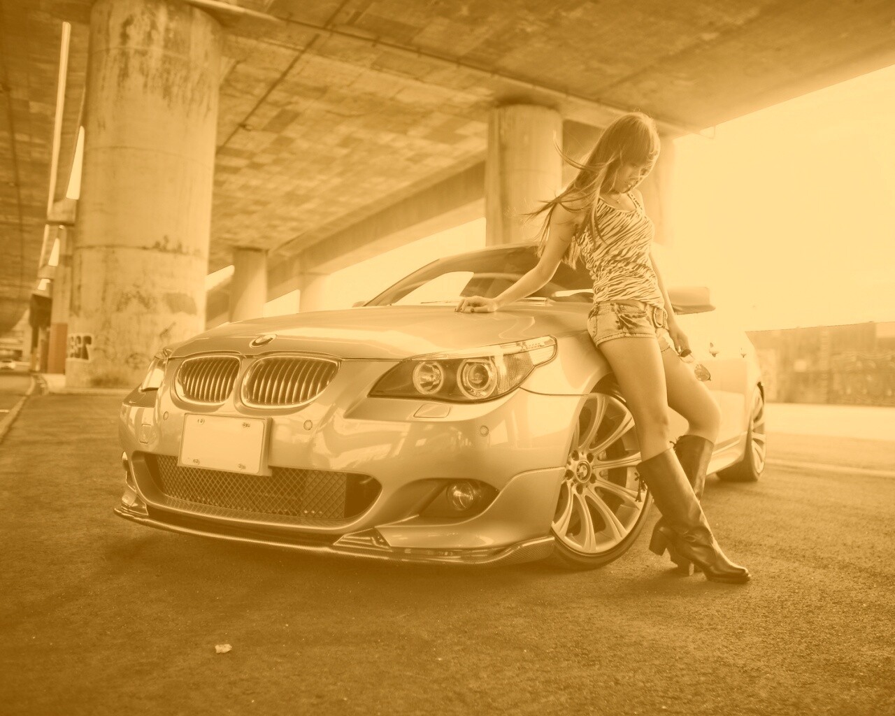 Девушка у BMW обои