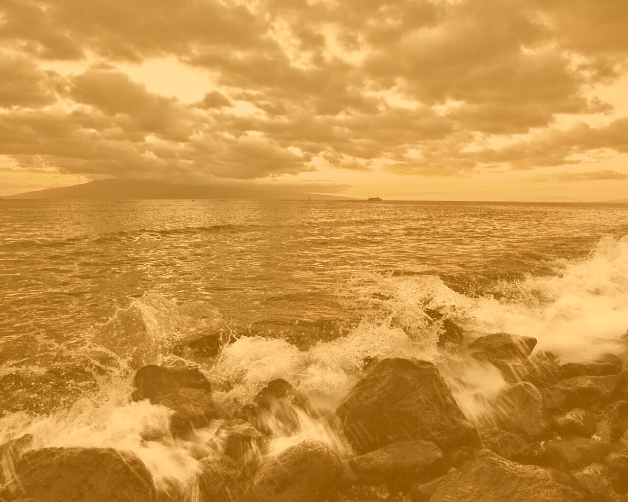 Неспокойно синее море.. обои