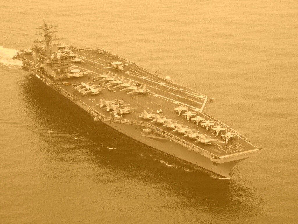 Авианосец в море обои