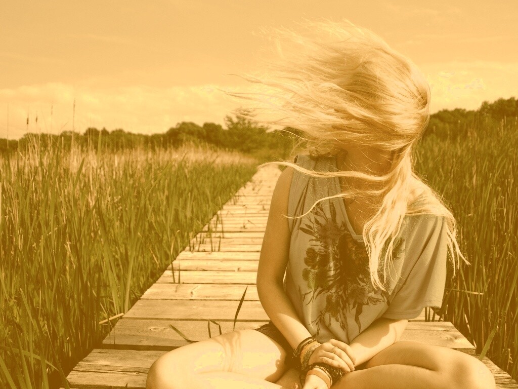 Девушка и ветер обои
