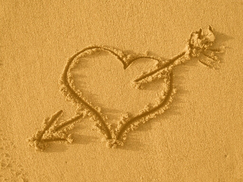 Сердце на песке обои