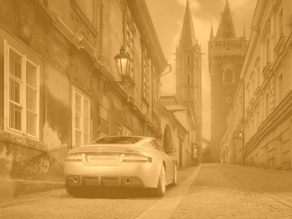 Aston Martin в старинном городе обои