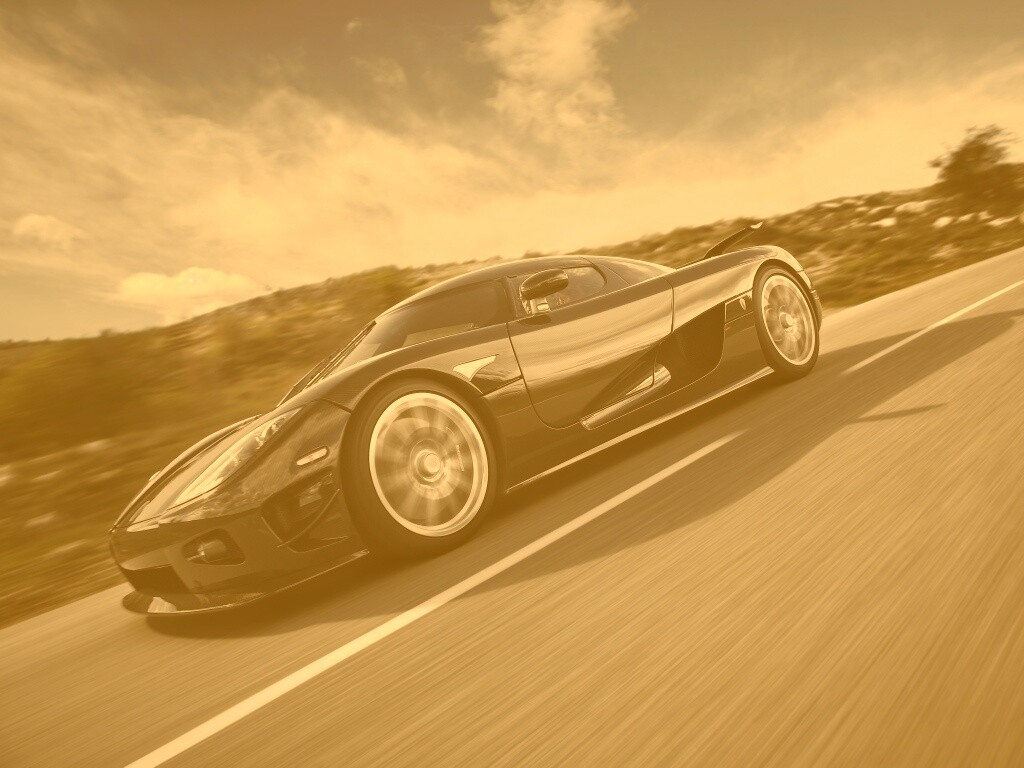 Автомобиль Koenigsegg мчится по трассе обои