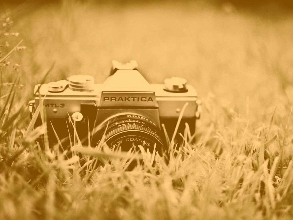 Фотоаппарат Praktica в траве обои