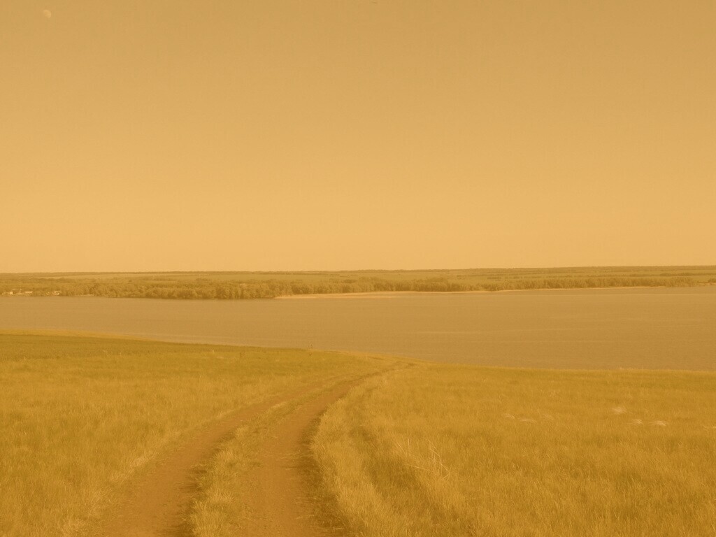 Дорога спускается к воде обои