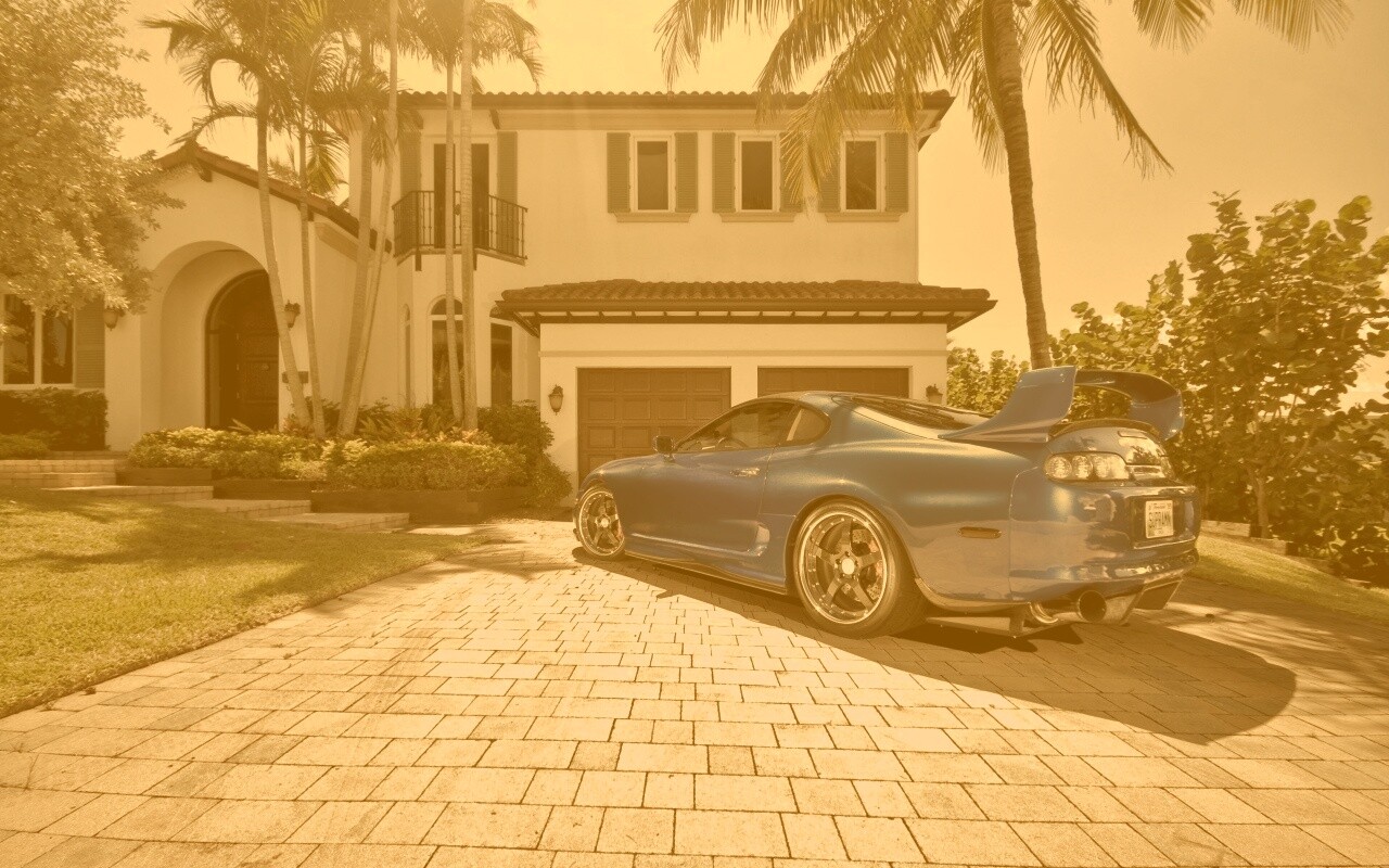 Синее авто у коттеджа обои