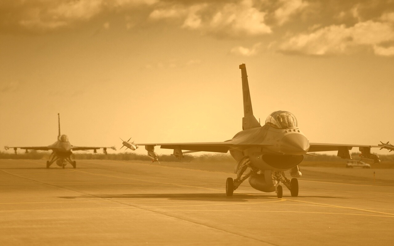Истребители f16 Falcon на взлетной полосе обои