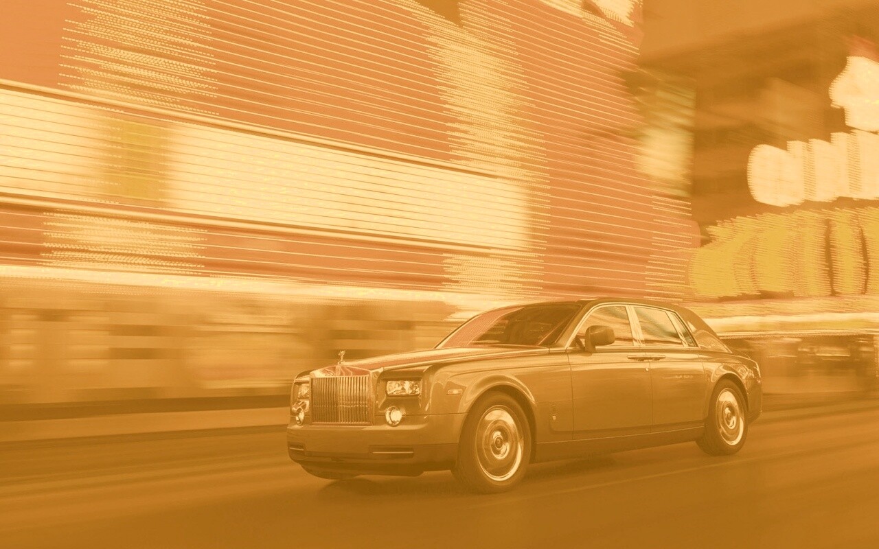 Rolls-Royce Phantom едет через город обои