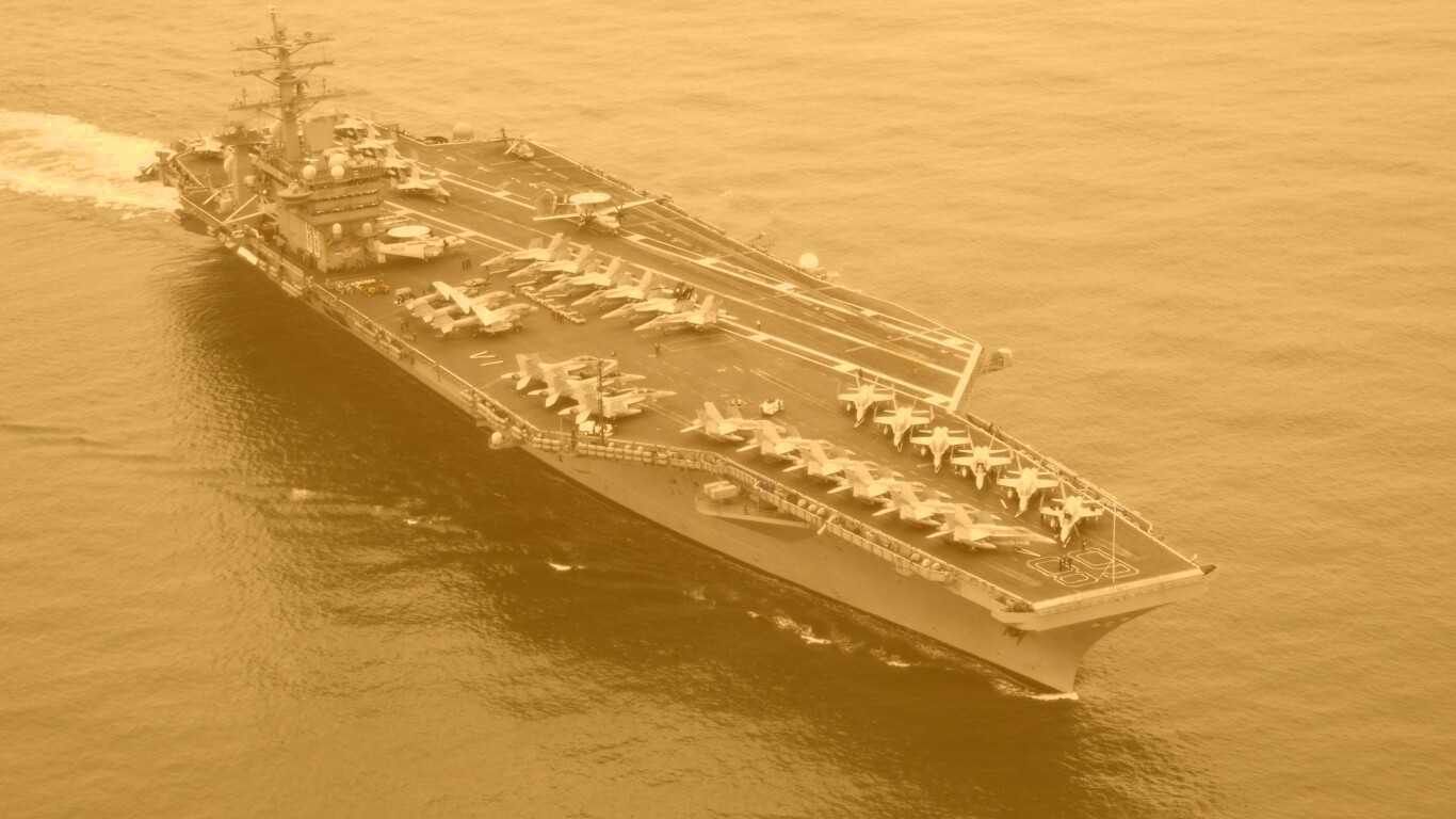 Авианосец в море обои