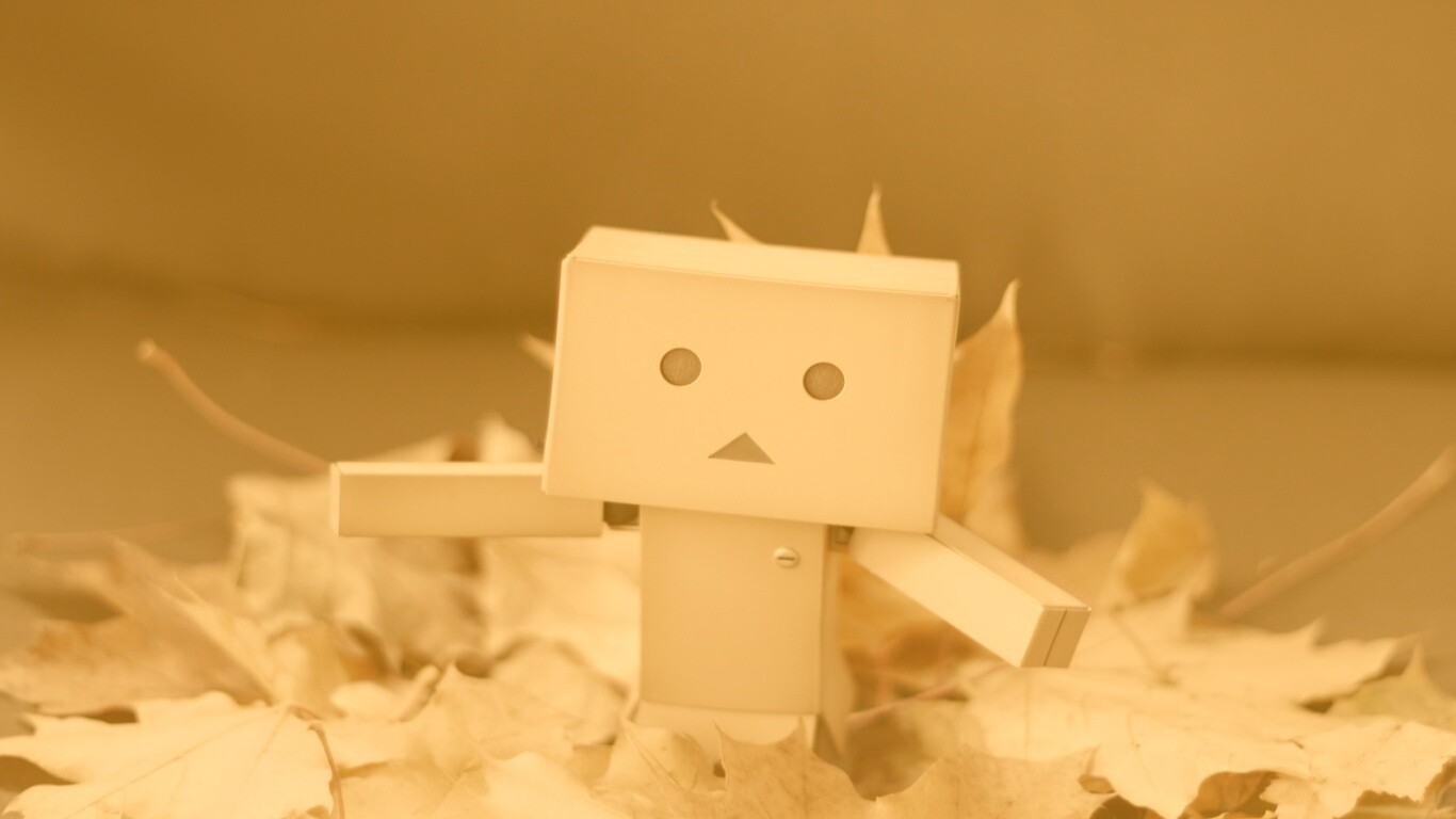  Yotsubato Danbo резвится листьях обои