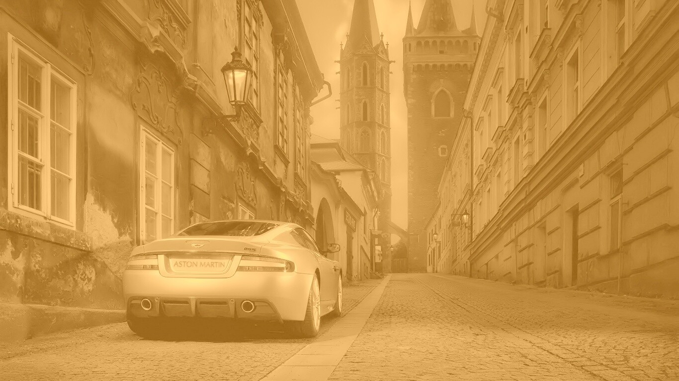 Aston Martin в старинном городе обои