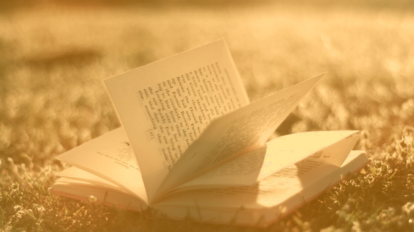 Книга в нежном свете обои