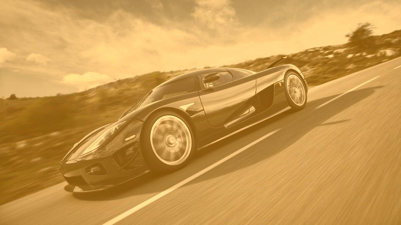 Автомобиль Koenigsegg мчится по трассе обои