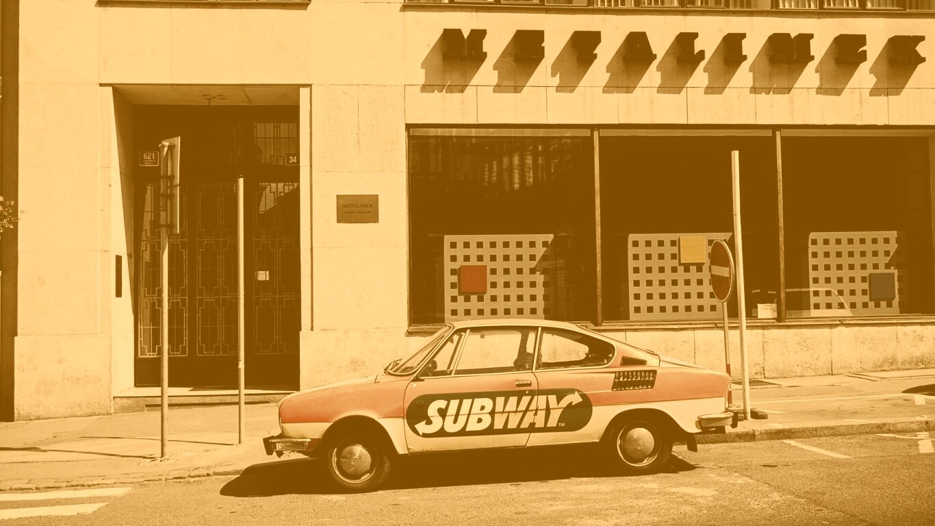 Реклама Subway на машине в Праге обои