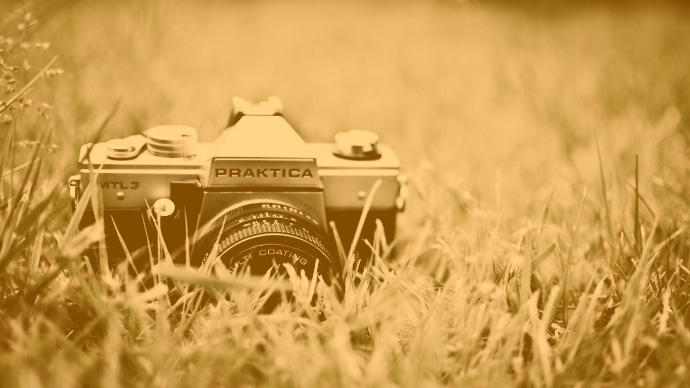 Фотоаппарат Praktica в траве обои