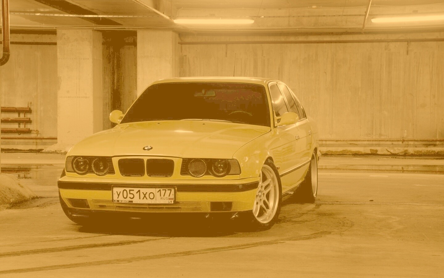 BMW M5 на стоянке обои