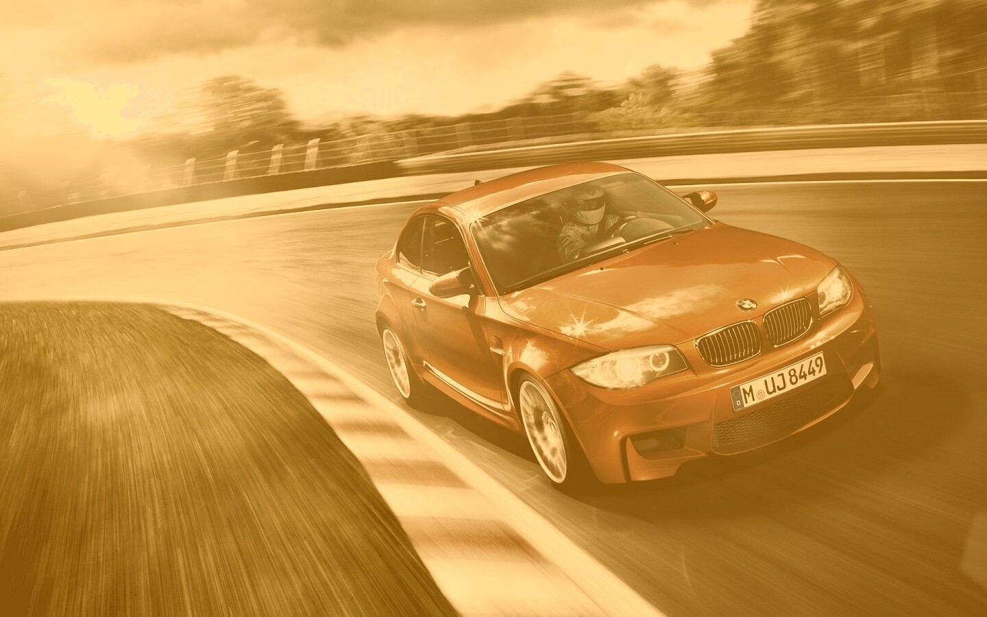 Гонщик за рулем BMW M1 обои
