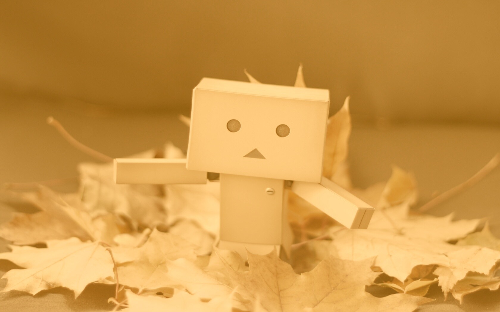  Yotsubato Danbo резвится листьях обои